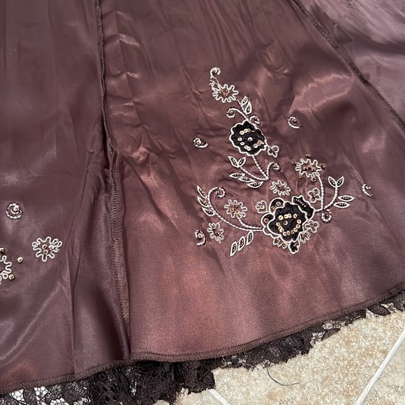 Long brown satin skirt. - Picture 4 of 12